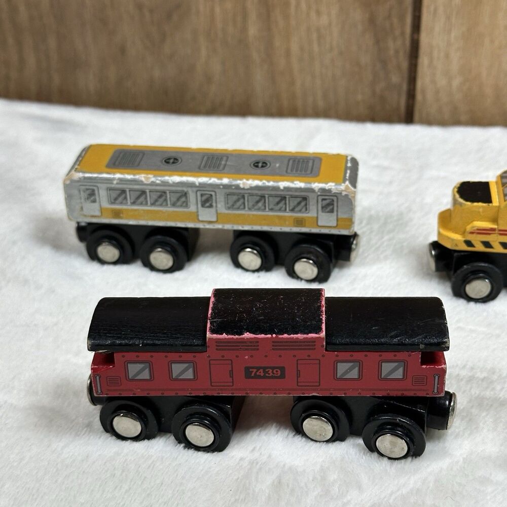 Maison Joseph Battat Yellow Wooden Engine Magnetic Thomas Train Car #379 - Picture 7 of 12